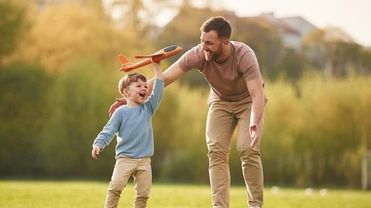 אבא משחק עם הילד שלו