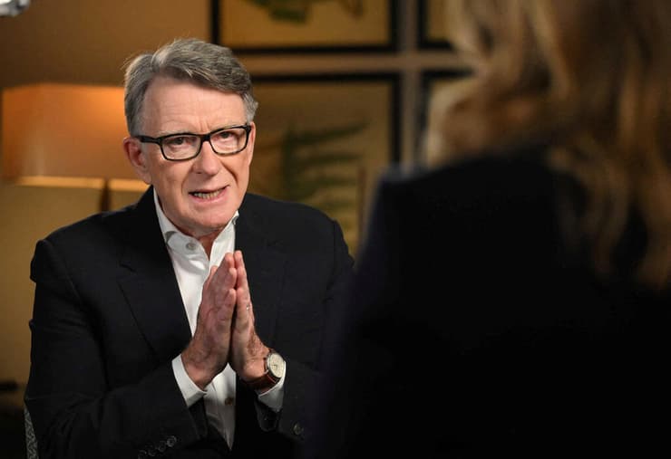 שגריר בריטניה ב ארה"ב לשעבר פיטר מנדלסון פרשת ג'פרי אפשטיין ש מאיימת על ראש הממשלה קיר סטרמר