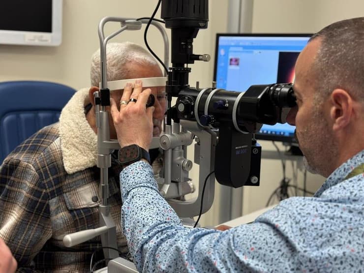 ד"ר לירון ברקוביץ מבצע בדיקת עיניים לישראל עמר, אביו של אבי עמר ז"ל