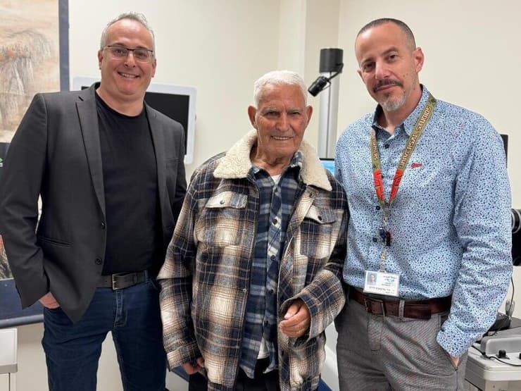 מימין: ד"ר לירון ברקוביץ' ישראל עמר וד"ר אהוד רייך בביקורת הראשונה לאחר שני הניתוחים 