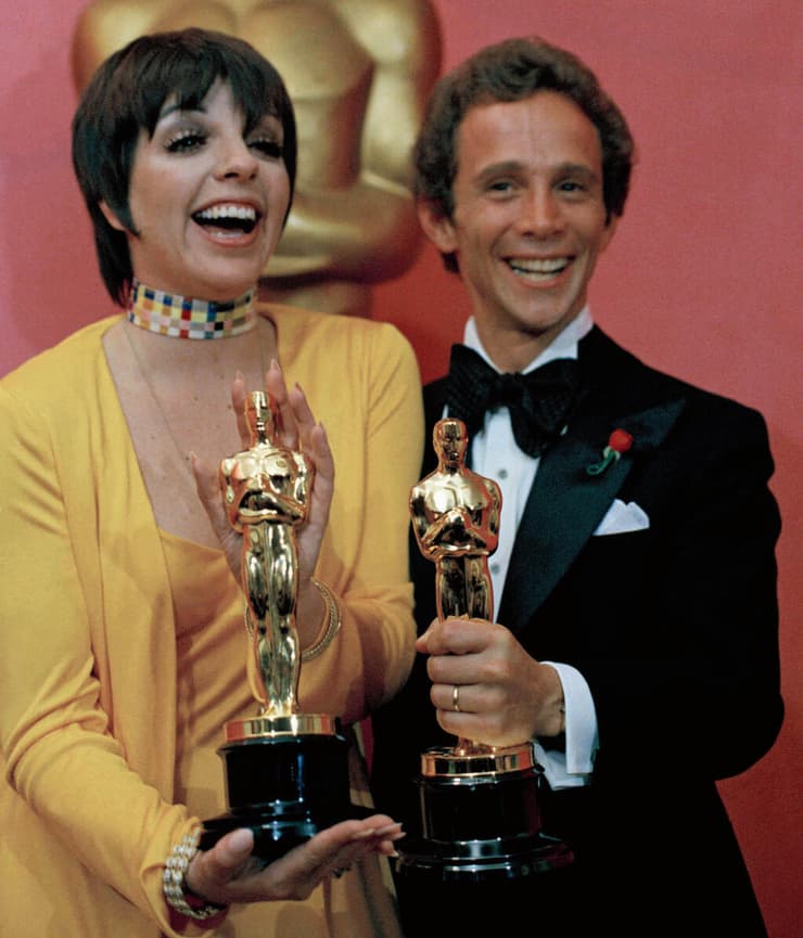 ג'ואל גריי ולייזה מינלי עם האוסקרים שקיבלו על תפקידם ב"קברט"