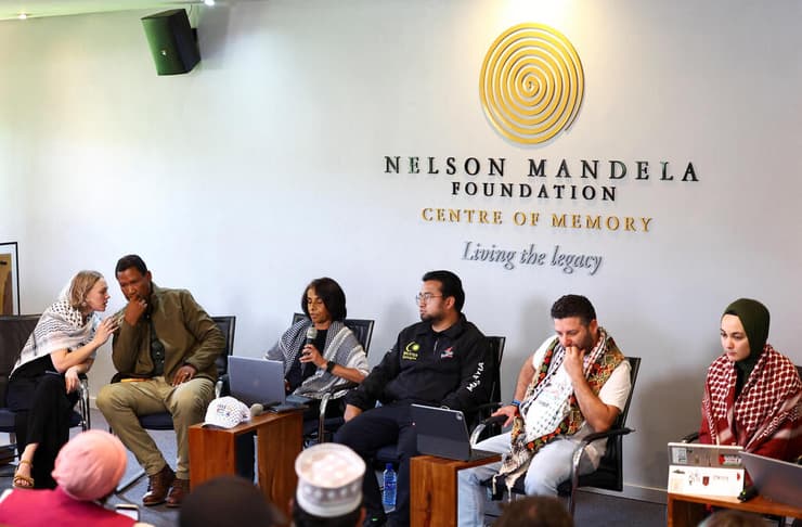 מנדלה מנדלה נכדו של נלסון מנדלה במסיבת עיתונאים של פעילים אנטי-ישראליים ב יהונסבורג דרום אפריקה שבה הכריזו על משט חדש ל עזה