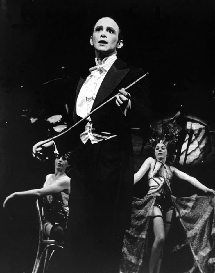 ג'ואל גריי בהפקה המקורית של "קברט", 1966