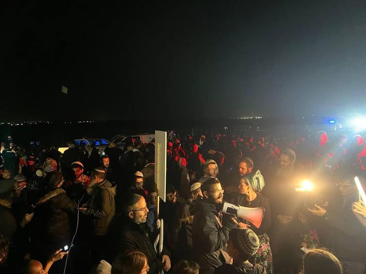 פעילי תנועת נחלה חוצים לשטח הרצועה