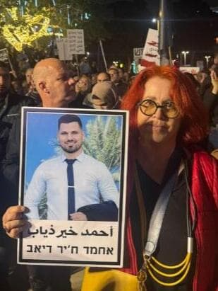 עם תמונה של אחמד ח'יר דיאב ז"ל