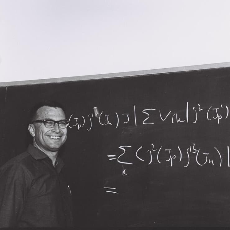 פרופ' יגאל תלמי בהרצאה