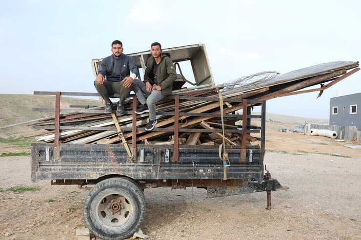 עבד אל־רשאיידה (משמאל), ממגורשי ראס עין אל־עוג'א