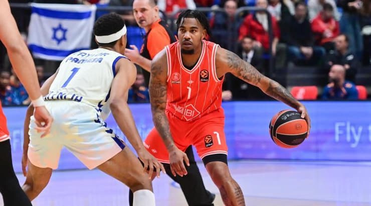 כריס ג'ונס עם הכדור