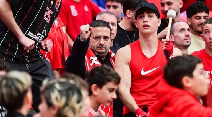 עופר ינאי ביציע עם אוהדי הפועל תל אביב