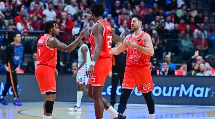 שחקני הפועל תל אביב חוגגים