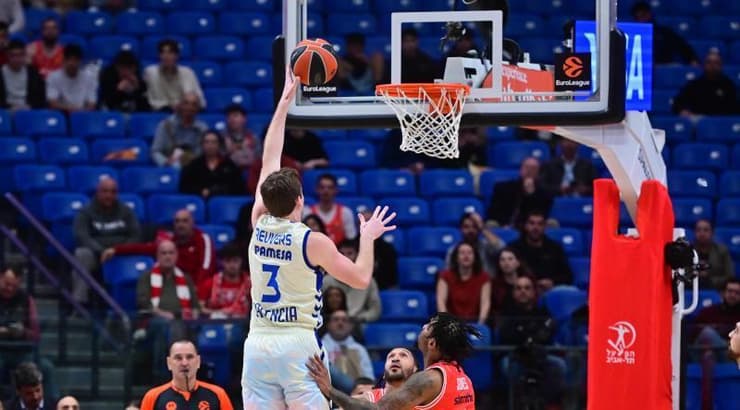 נייתן רוברס זורק