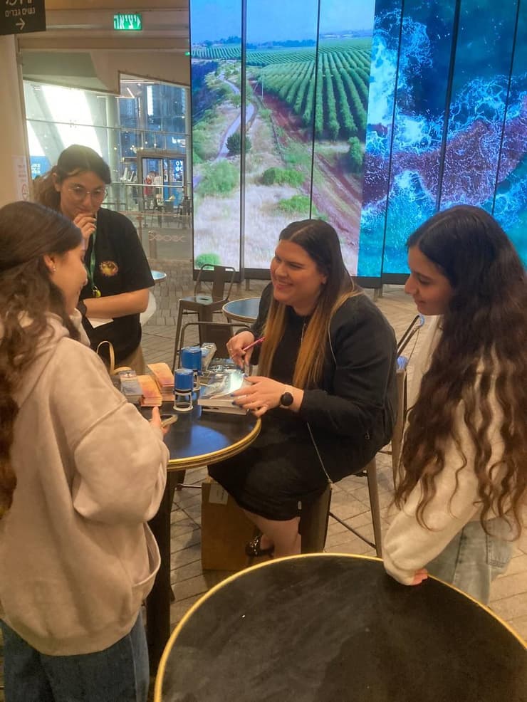 אבישג צ'רחי ומעריצות