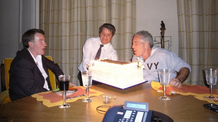 בריטניה פיטר מנדלסון עם ג'פרי אפשטיין תמונה ש חשף משרד המשפטים האמריקני פרשה ש מאיימת על ראש הממשלה קיר סטרמר