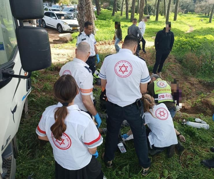 צוות מד"א מבצע החייאה לגבר בן 60 בפרדס חנה