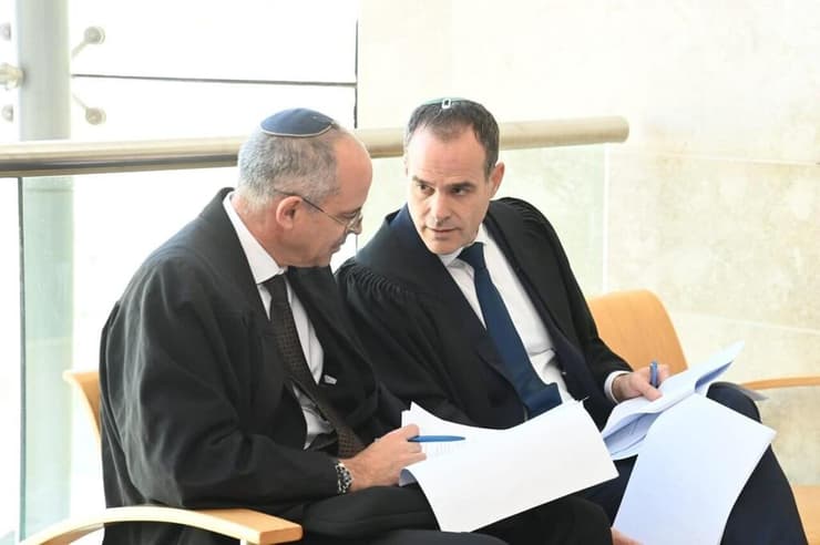 עורכי הדין של בצלאל זיני בזמן קבלת כתב האישום במחוזי באר שבע