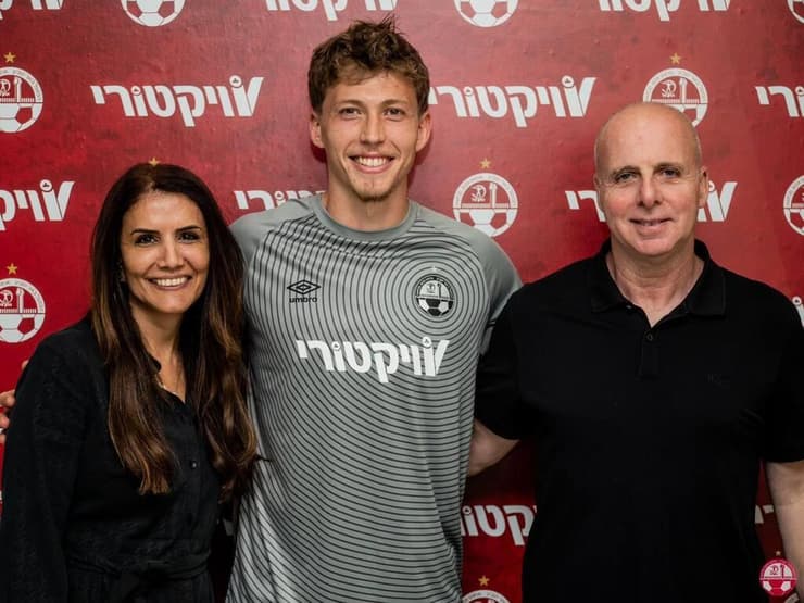 אליאסי עם אלונה ברקת וסוכנו גלעד קצב (צילום: הפועל באר-שבע) ניב אליאסי עם אלונה ברקת והסוכן גלעד קצב