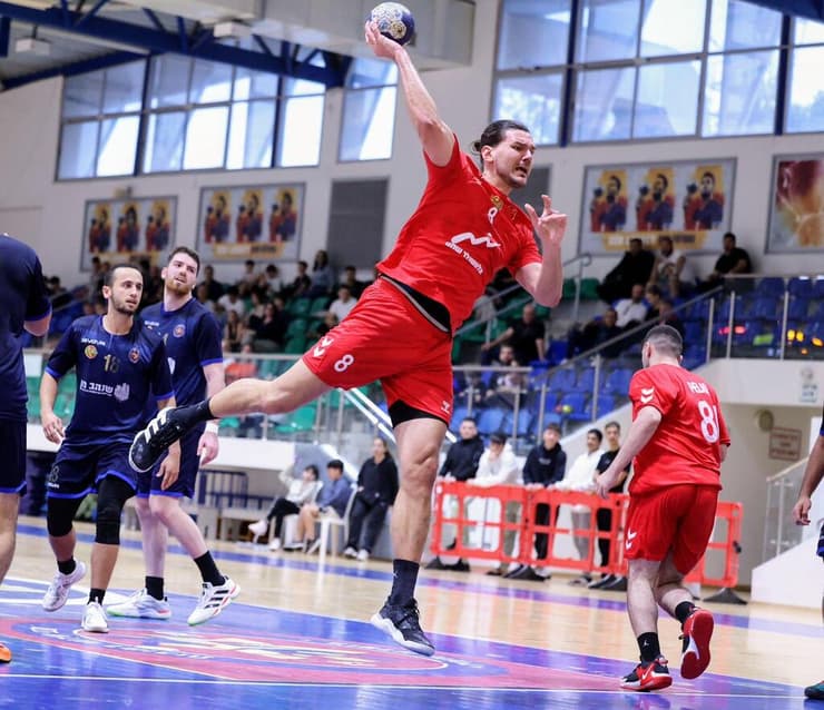 שמידט בפעולה, היום מול רחובות