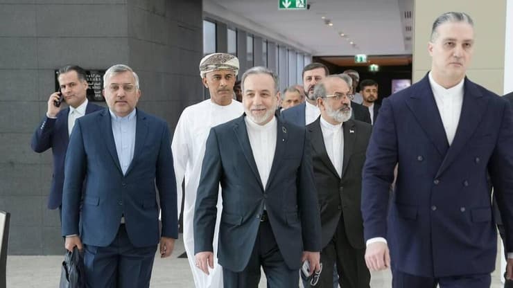 עבאס עראקצ'י שר החוץ האיראני בביקור בעומאן