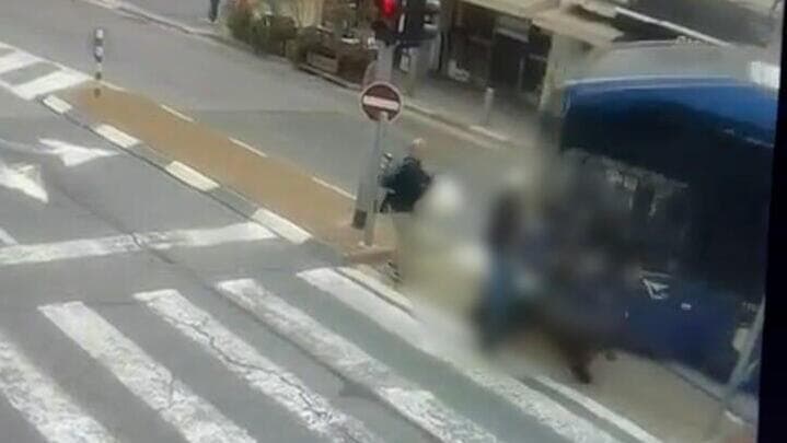 אוטובוס איבד שליטה ופגע בהולכי רגל במעבר חצייה בגבעתיים