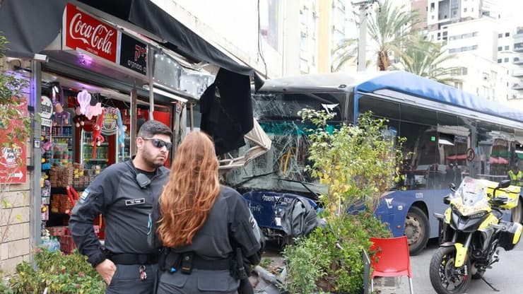  הזירה בה אוטובוס התנגש בבניין ברחוב ביאליק ברמת גן