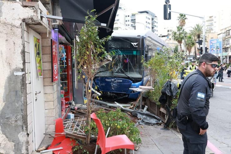  הזירה בה אוטובוס התנגש בבניין ברחוב ביאליק ברמת גן