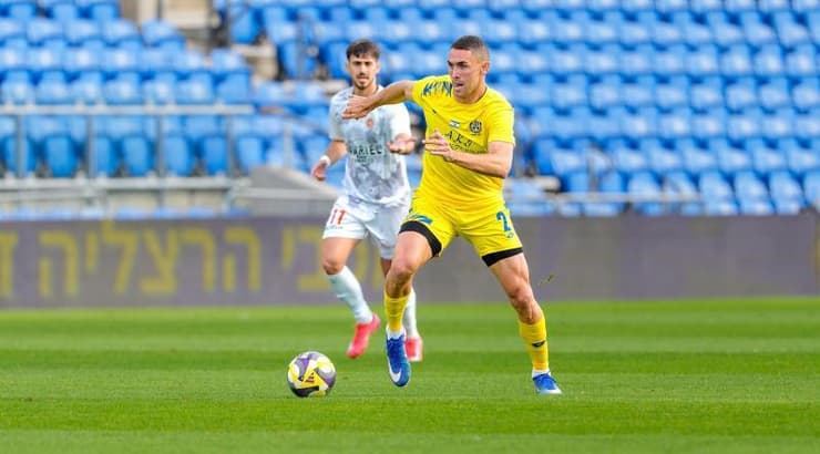 רועי הרמן עם הכדור