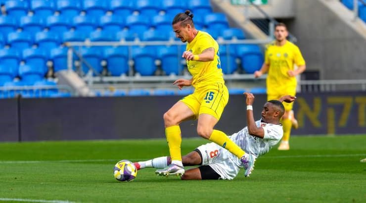 ליאל צאנגה מתקל את אוהד ברזילי