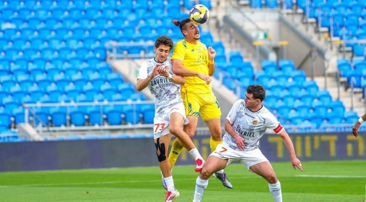 אוהד ברזילי עולה לכדור