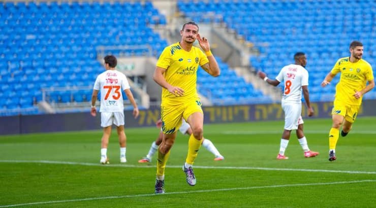 אוהד ברזילי חוגג