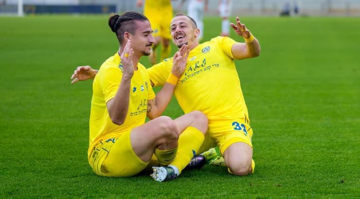 אוהד ברזילי חוגג