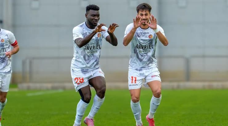 אור רויזמן ואבנעזר ממאטה רוקדים