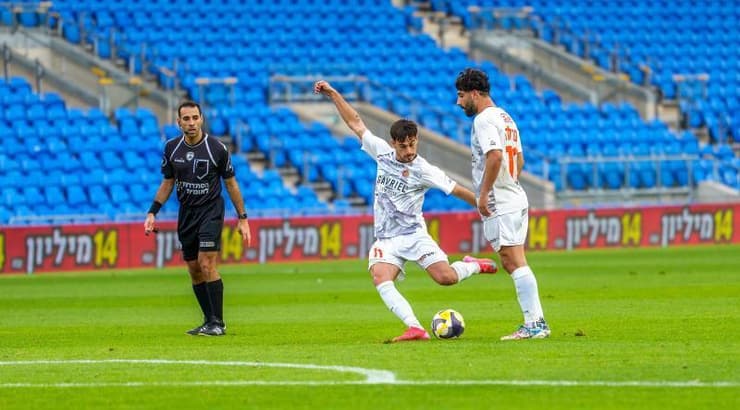 אור רויזמן בועט את הכדור החופשי