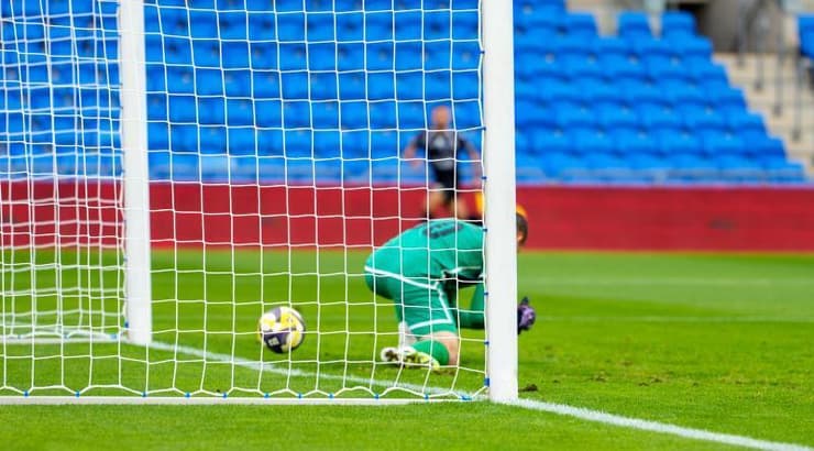 הכדור עובר בין הרגליים של טל בומשטיין