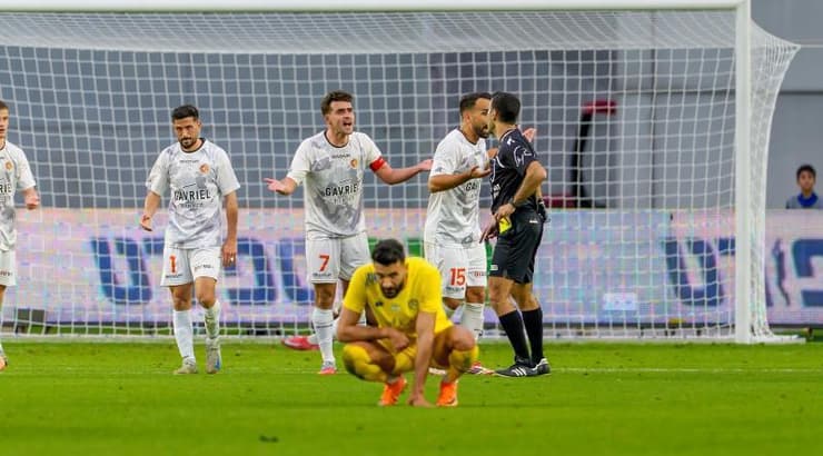 שחקני כפר שלם באים בטענות לשופט