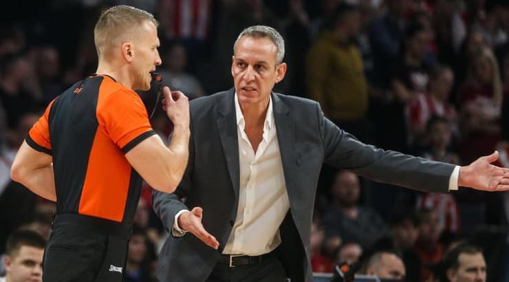 עודד קטש מתווכח עם השופט