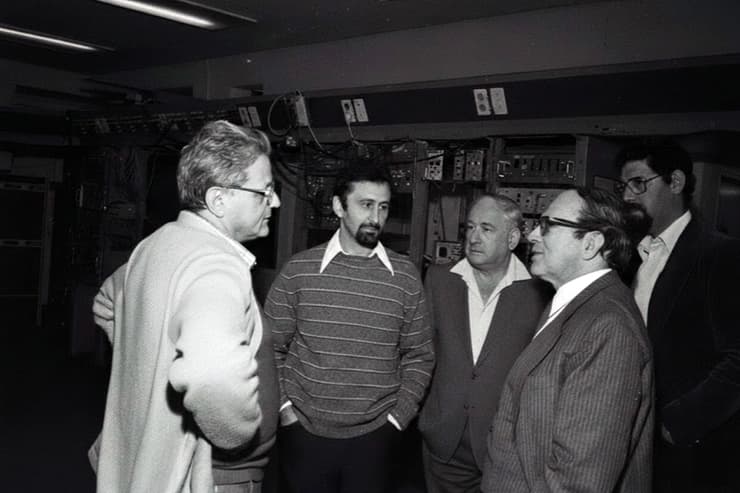 בלב מכון ויצמן החל להיבנות מאיץ חלקיקים חדש וגדול יותר. בתוככי המאיץ, משמאל לימין: גבי גולדרינג, פרופ' יצחק צרויה, מנכ"ל משרד המדע תנחום גריזים, שר המדע פרופ' יובל נאמן, פרופ' עוזי סמילנסקי 