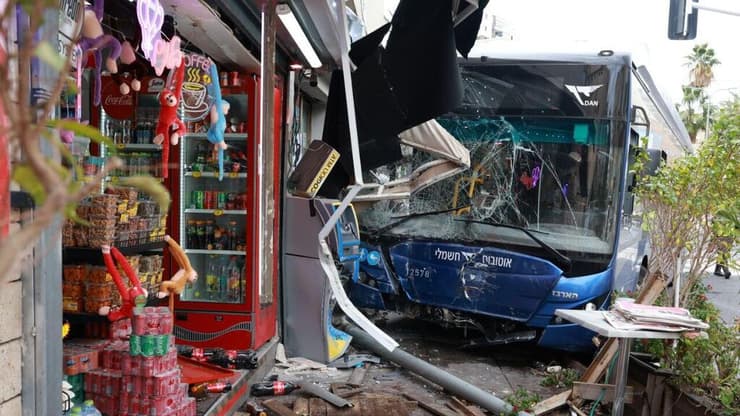  הזירה בה אוטובוס התנגש בבניין ברחוב ביאליק ברמת גן