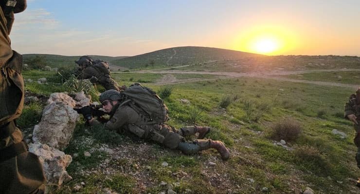 חיילי גדוד 101 של חטיבת הצנחנים באימון