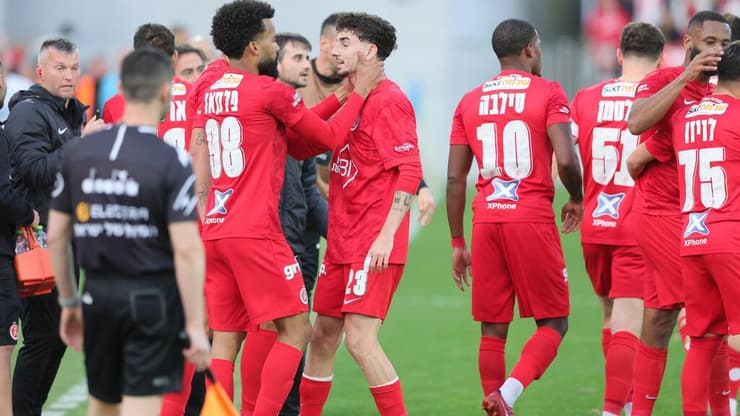 שחקני הפועל ת"א חוגגים