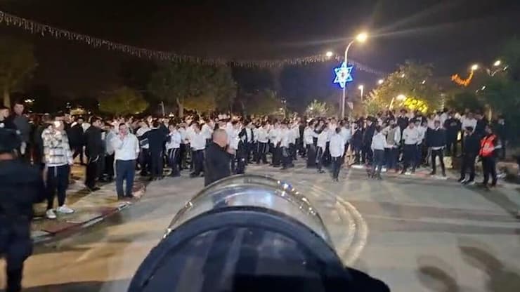 חרדים בהפגנה בכניסה לתחנת המשטרה באופקים עקב הסגרתו של אברך באזור