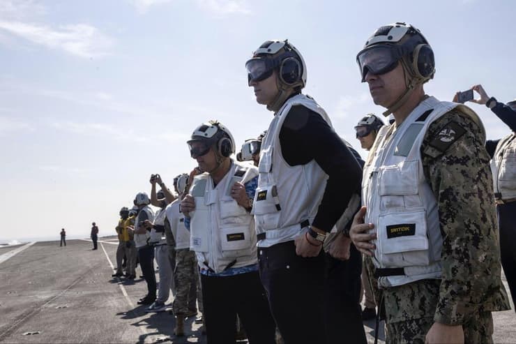 בראד קופר, ג'ארד קושנר וסטיב וויטקוף על נושאת המטוסים האמריקאית