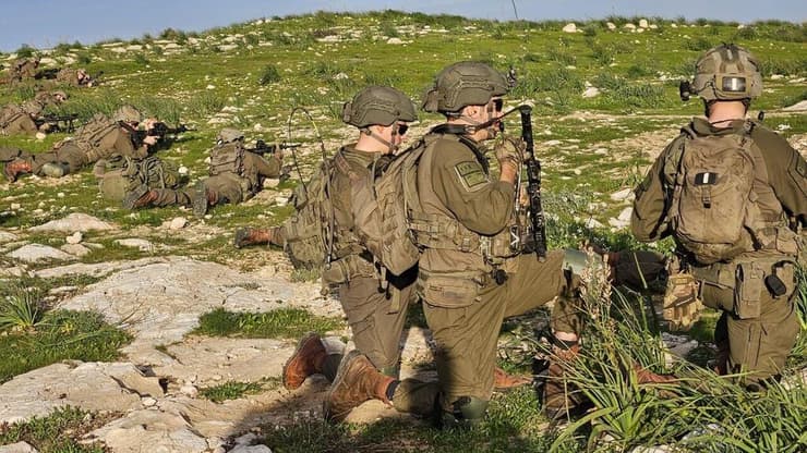 חיילי סדיר מחטיבת הצנחנים (צילום: יואב זיתון) חיילי גדוד 101 של חטיבת הצנחנים באימון