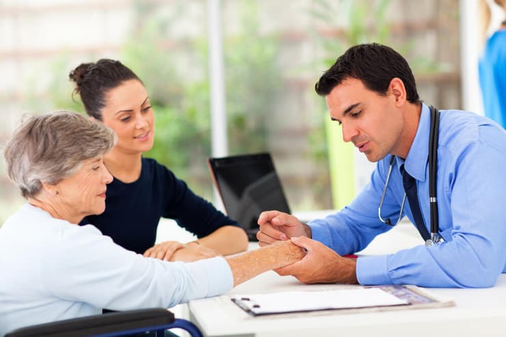 ליווי קשישה במהלך בדיקה רפואית