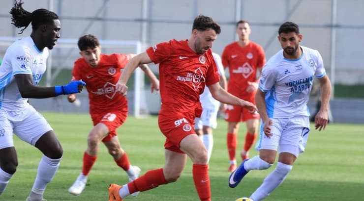 עמרי אלטמן עם הכדור