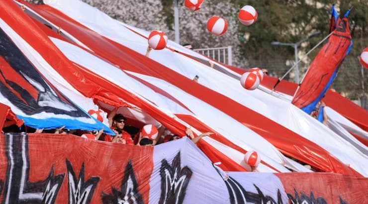 אוהדי הפועל תל אביב משליכים כדורים למגרש