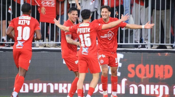 שחקני הפועל תל אביב חוגגים