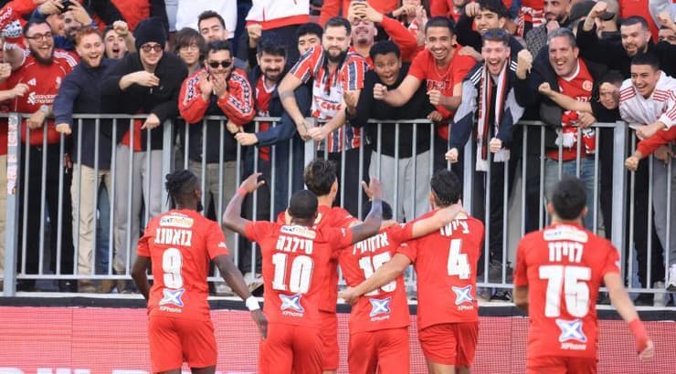 שחקני הפועל תל אביב חוגגים