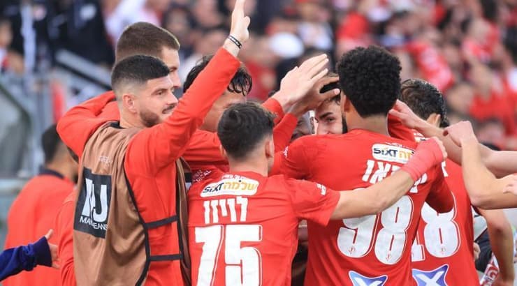 שחקני הפועל תל אביב חוגגים