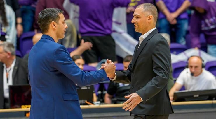 לחיצות ידיים בין המאמנים לפני המשחק