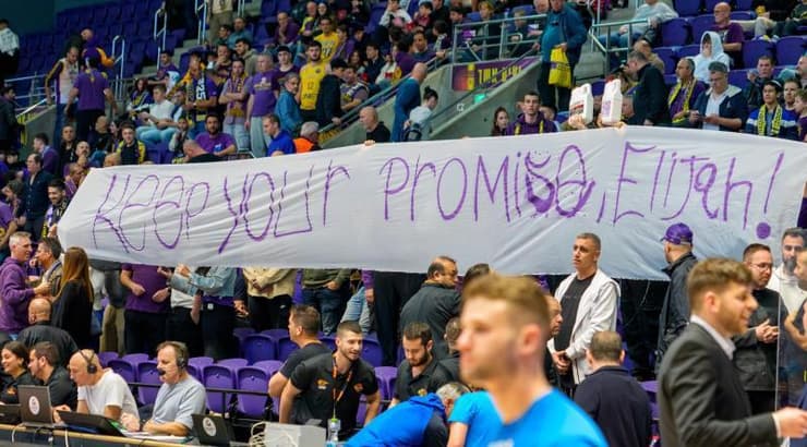 אוהדי הפועל חולון עם מסר לאלייז'ה סטיוארט